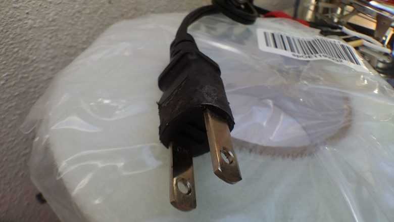 100Vプラグを削った